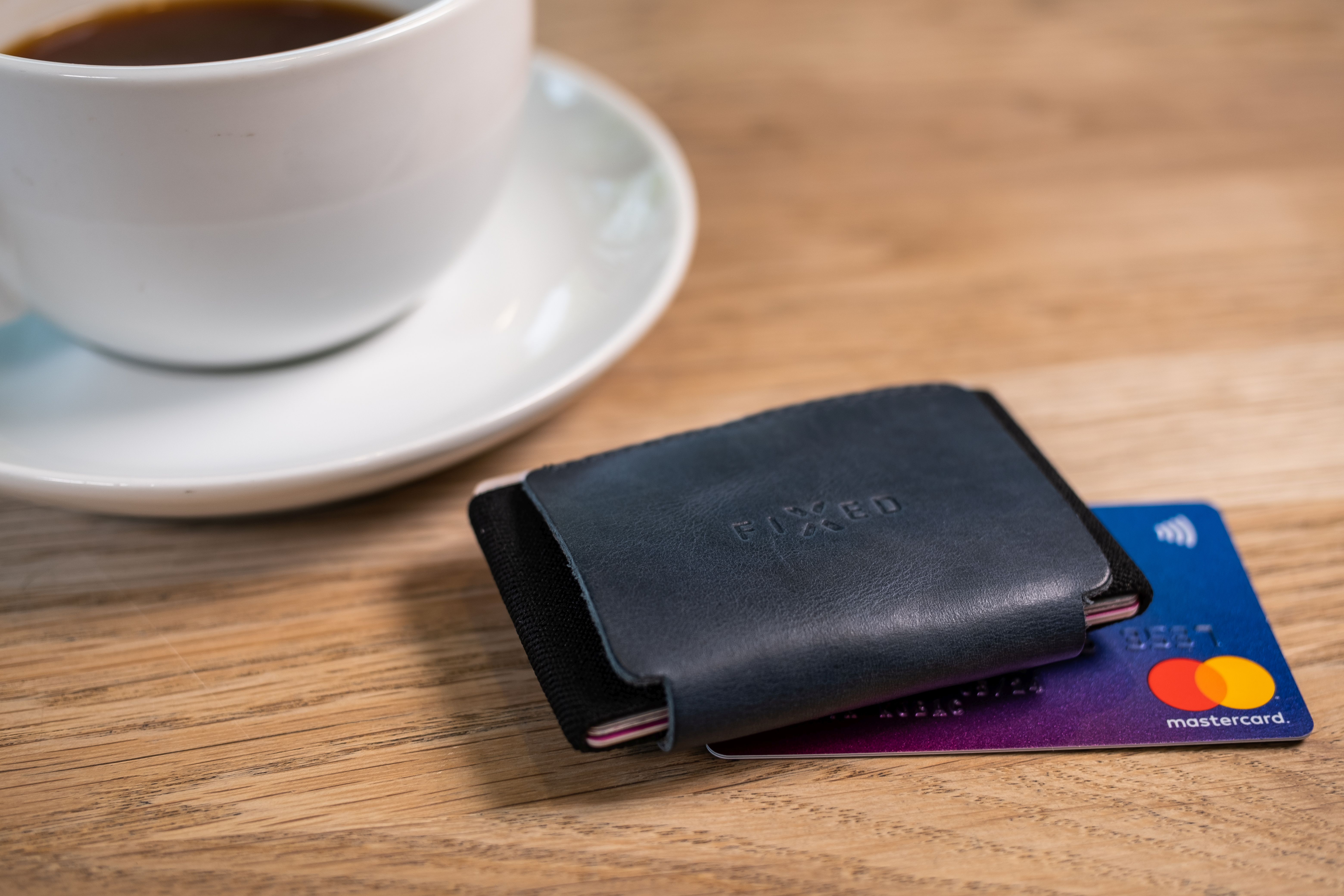Kožená peněženka FIXED Tiny Wallet for AirTag z pravé hovězí kůže, modrá /1/